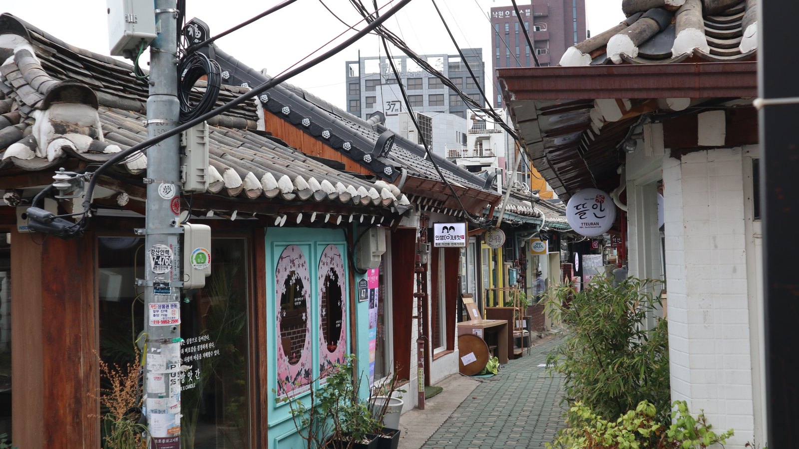 A narrow lane of tiled-roof hanok houses converted into cafés in Ikseon-dong, Seoul, photographed in October 2020