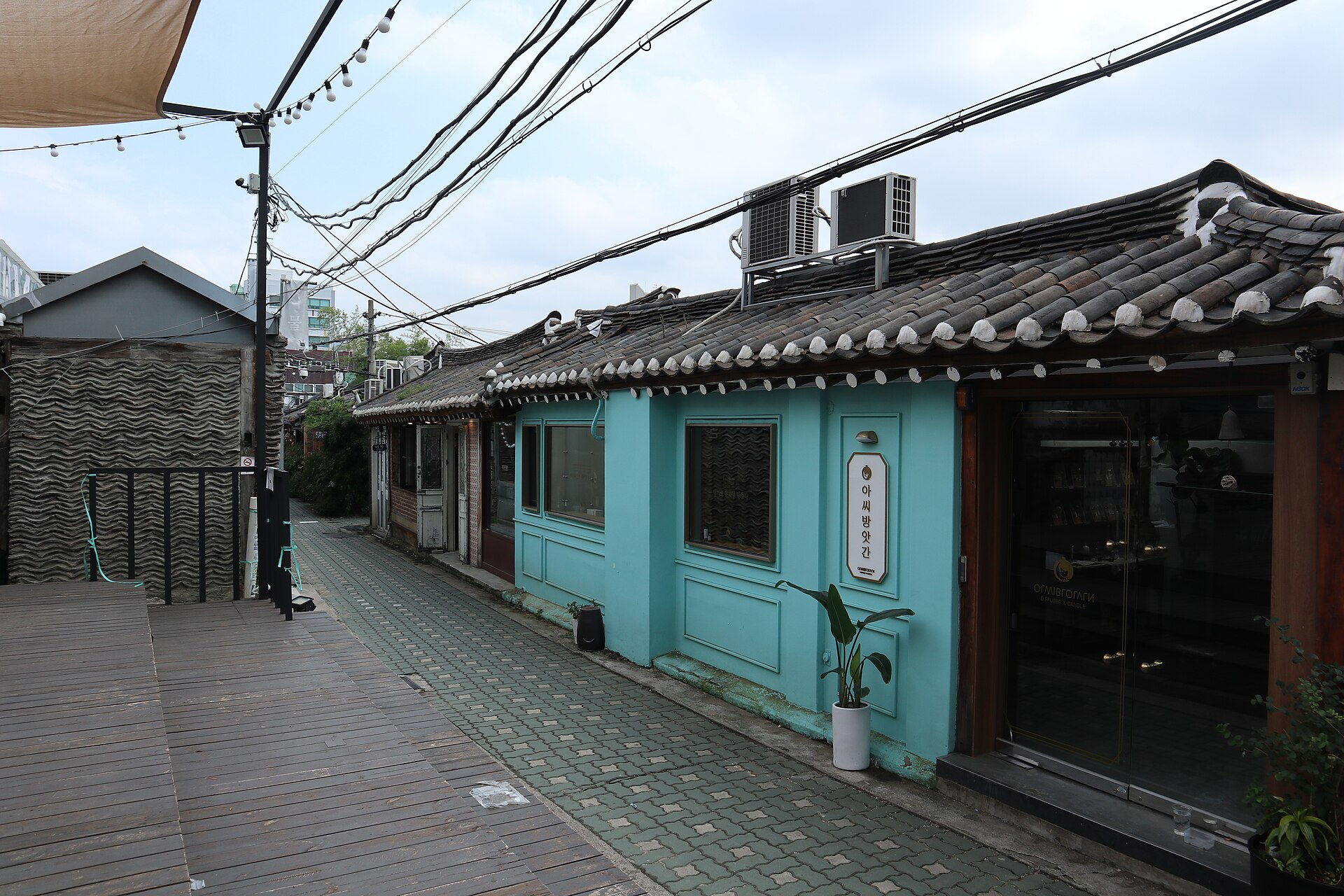 Ikseon-dong lane photographed on 1 October 2020; not a record of current shops or crowd levels.