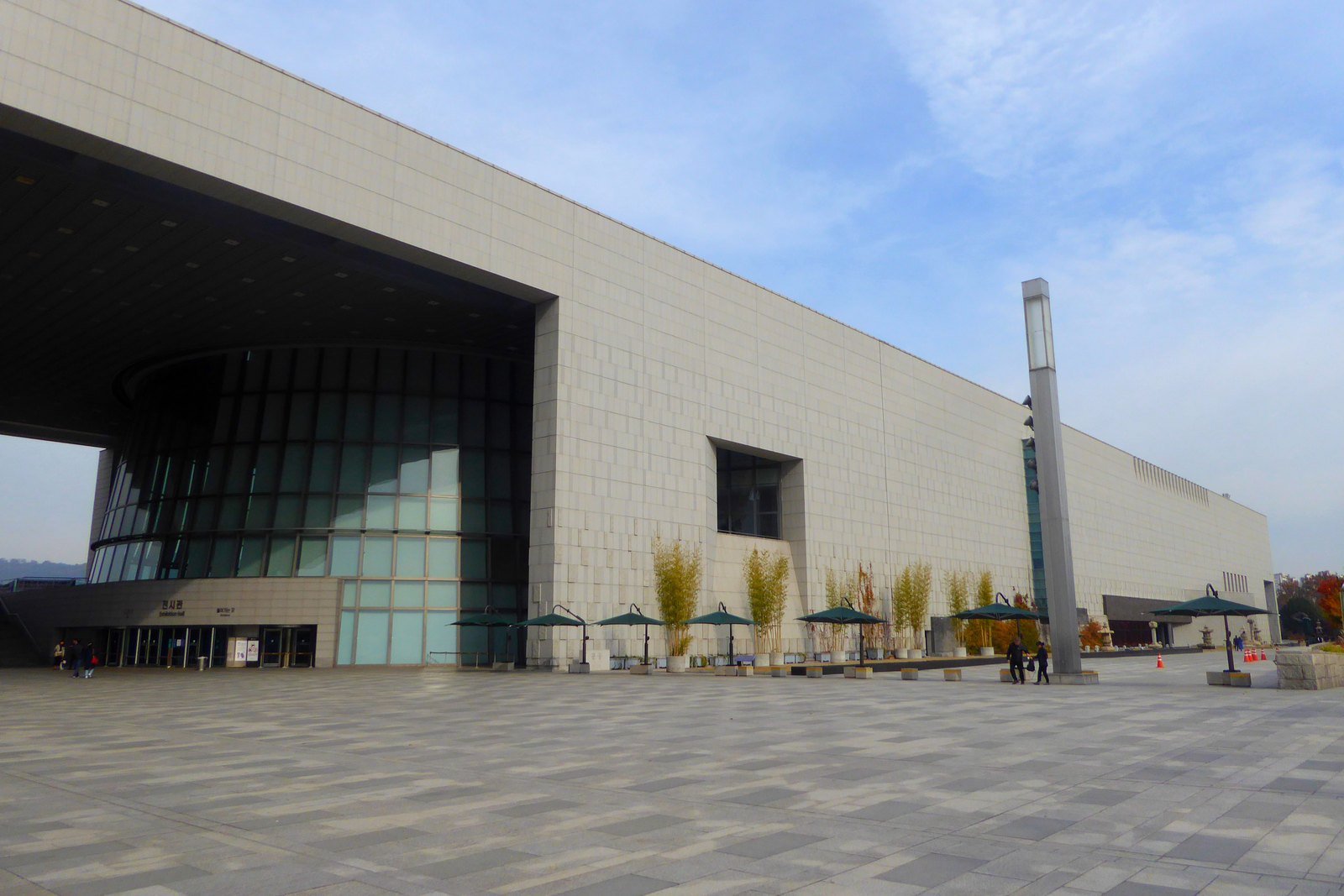 Exterior of the National Museum of Korea's main building and plaza in Yongsan, Seoul