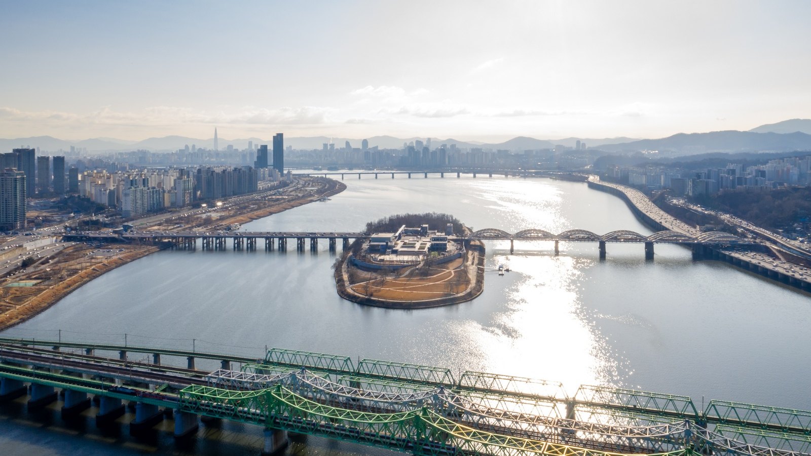 Nodeul Island between Hangang Bridge and Hangang Railway Bridge, photographed in February 2020